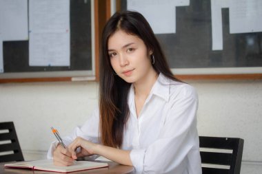 Tayland porseleni, yetişkin ofis kızı beyaz gömlek. Kitap yaz.