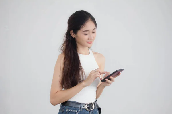 泰国人成人漂亮女孩白衬衫蓝色牛仔裤用智能手机的肖像 — 图库照片