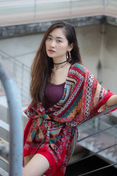 Retrato Tailandês China Adulto Boêmio Menina Relaxar Sorrir — Fotografia de Stock
