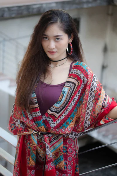 Portré Thai Porcelán Felnőtt Bohém Lány Pihenni Mosolyogni — Stock Fotó