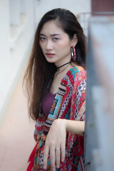 Retrato Chica Bohemia Adulta Tailandesa China Relajarse Sonreír — Foto de Stock