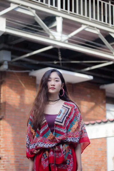 タイの肖像中国大人Bohemian女の子リラックスして笑顔 — ストック写真