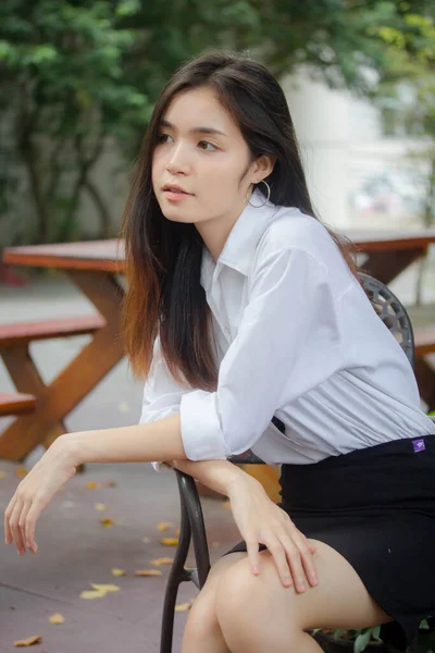 Тайский Китай Взрослый Офис Девушка Белая Рубашка Расслабиться Улыбаться — стоковое фото