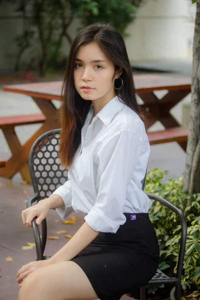 Thai China Adult Office Girl Weißes Hemd Entspannen Und Lächeln — Stockfoto