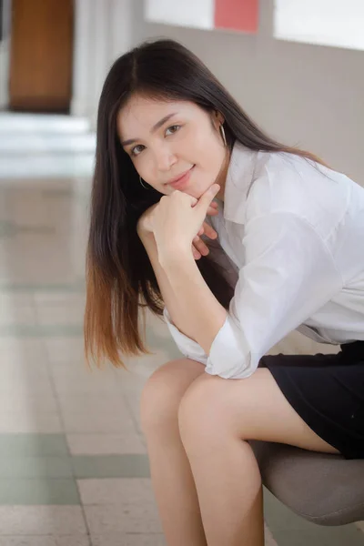 Thai China Volwassen Kantoor Meisje Wit Shirt Ontspannen Glimlachen — Stockfoto
