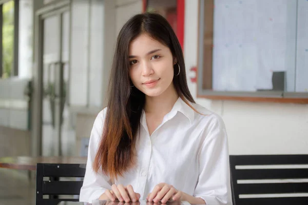 Tayland Porseleni Yetişkin Ofis Kızı Beyaz Gömlek Kitap Yaz — Stok fotoğraf