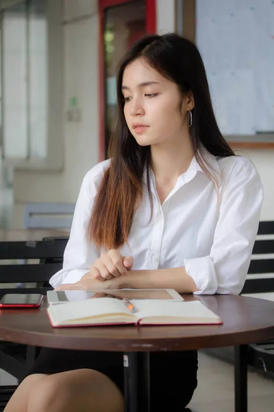 Tayland Porseleni Yetişkin Ofis Kızı Beyaz Gömlek Kitap Yaz — Stok fotoğraf