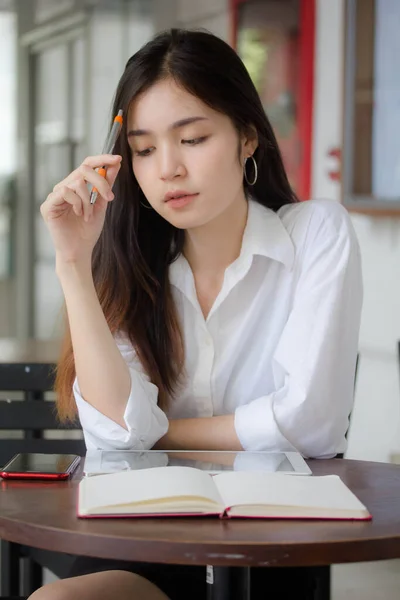 Cina Thai Gadis Kantor Dewasa Kemeja Putih Menulis Buku — Stok Foto