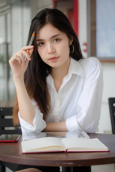 Tailandés China Adulto Oficina Chica Blanco Camisa Escribir Libro — Foto de Stock