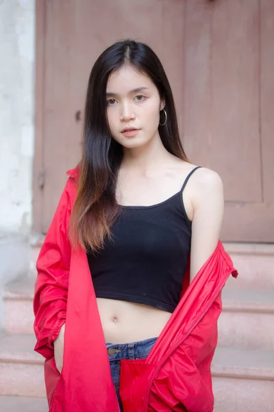 Asia Thai Teen Manteau Rouge Sur Mode Rue — Photo