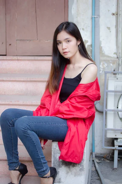 アジアタイティーン赤コートオンストリートファッション — ストック写真