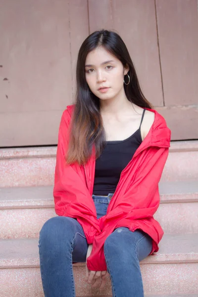 Asiático Tailandés Adolescente Rojo Abrigo Calle Moda —  Fotos de Stock