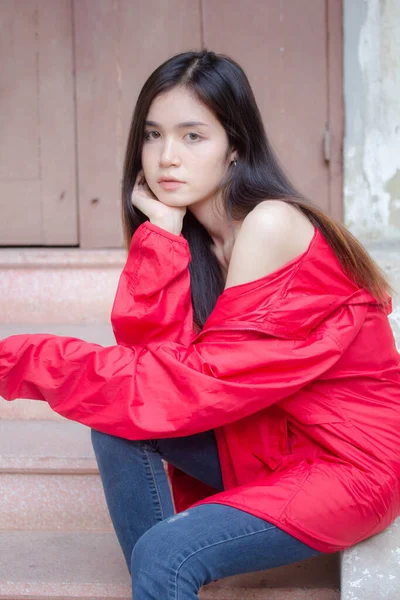 Ásia Tailandês Adolescente Casaco Vermelho Rua Moda — Fotografia de Stock