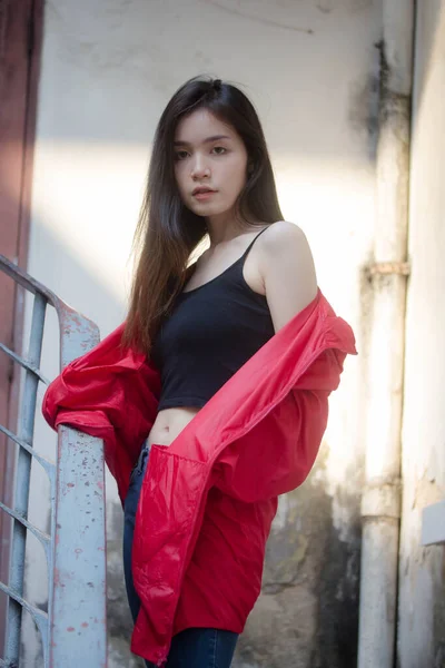 Ásia Tailandês Adolescente Casaco Vermelho Rua Moda — Fotografia de Stock