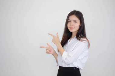 Taylandlı yetişkin öğrenci üniformasının portresi. Güzel bir kız işaret ediyor.