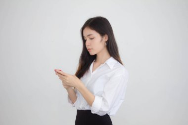 Tayland portresi Porseleni yetişkin ofis kızı akıllı telefonunu kullanan beyaz gömlek