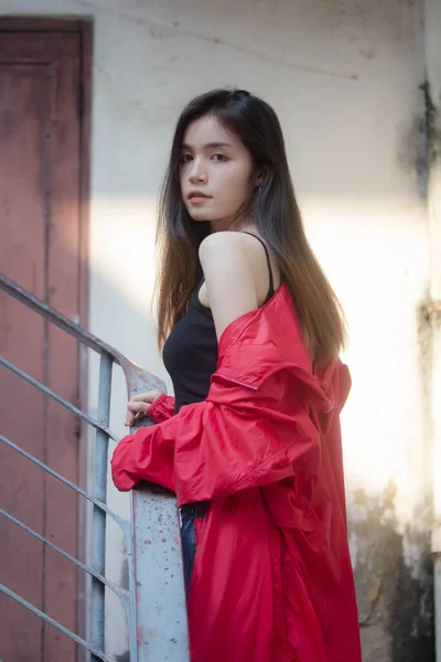 Asiático Tailandés Adolescente Rojo Abrigo Calle Moda — Foto de Stock