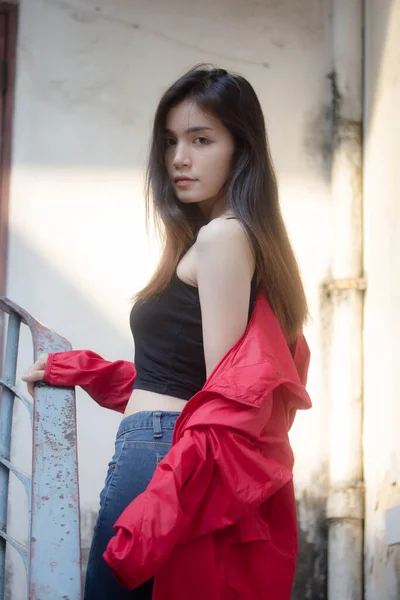 在街上流行的亚洲青少年红色外套 — 图库照片