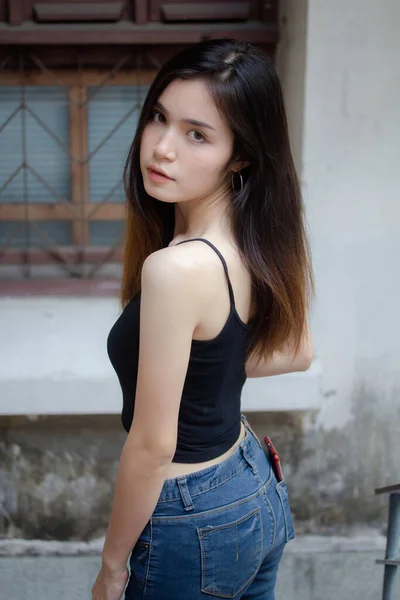 Porträtt Thai Porslin Vuxen Vacker Flicka Svart Skjorta Blå Jeans — Stockfoto