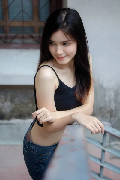 Portrait Thai China Dewasa Gadis Cantik Baju Hitam Jeans Biru — Stok Foto