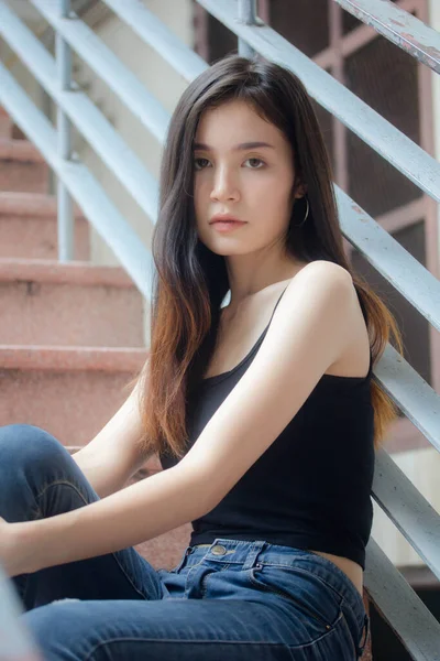 Portré Thai Porcelán Felnőtt Gyönyörű Lány Fekete Ing Kék Farmer — Stock Fotó