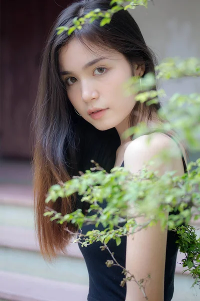 タイの肖像中国大人の美しい女の子黒シャツ青ジーンズリラックスして笑顔 — ストック写真