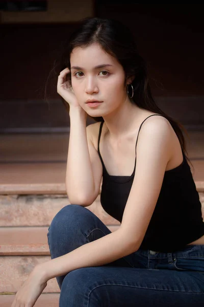 Retrato Tailandês China Adulto Linda Menina Camisa Preta Jeans Azul — Fotografia de Stock