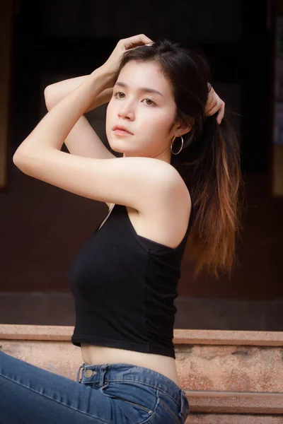 Muotokuva Thai Kiina Aikuinen Kaunis Tyttö Musta Paita Sininen Farkut — kuvapankkivalokuva