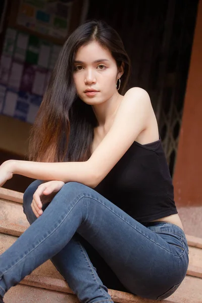 Retrato Tailandês China Adulto Linda Menina Camisa Preta Jeans Azul — Fotografia de Stock