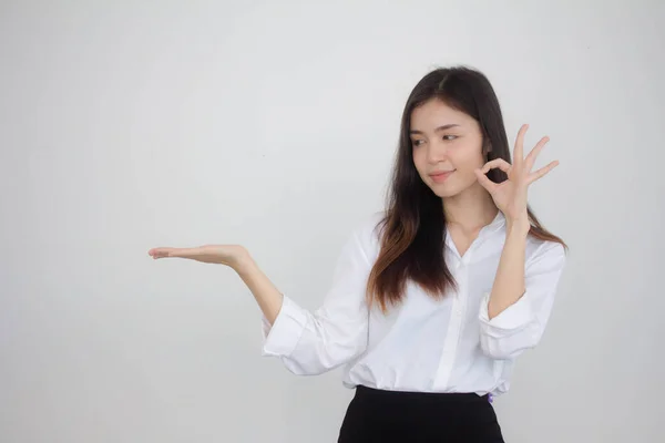 Taylandlı Yetişkin Kadın Işçi Portresi Beyaz Gömlekli Elini Göster — Stok fotoğraf