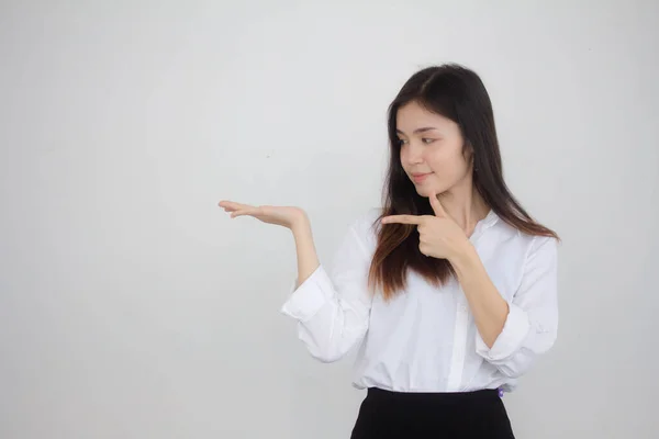 Taylandlı Yetişkin Kadın Işçi Portresi Beyaz Gömlekli Elini Göster — Stok fotoğraf