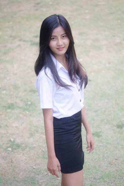 Retrato Tailandês Adulto Estudante Universidade Uniforme Bela Menina Relaxar Sorrir — Fotografia de Stock