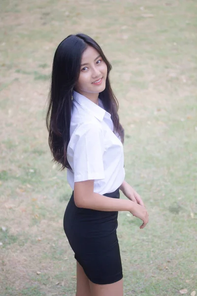 Retrato Tailandês Adulto Estudante Universidade Uniforme Bela Menina Relaxar Sorrir — Fotografia de Stock