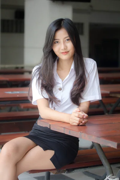 Retrato Tailandês Adulto Estudante Universidade Uniforme Bela Menina Relaxar Sorrir — Fotografia de Stock