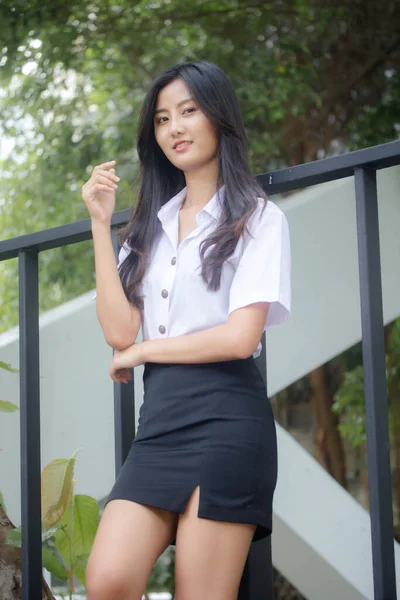 Portrait Thai Adulte Étudiant Université Uniforme Belle Fille Détendre Sourire — Photo