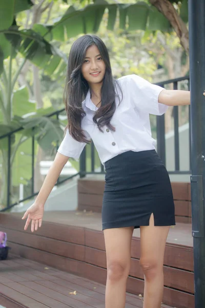 Porträt Von Thailändischen Erwachsenen Studenten Uniform Schöne Mädchen Entspannen Und — Stockfoto