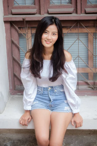 Retrato Tailandés Adulto Hermosa Niña Camisa Blanca Vaqueros Azules Relajarse — Foto de Stock