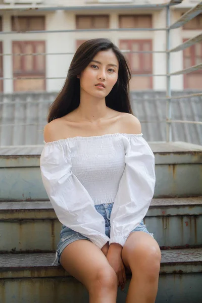 Ritratto Thai Adulto Bella Ragazza Camicia Bianca Jeans Blu Rilassarsi — Foto Stock