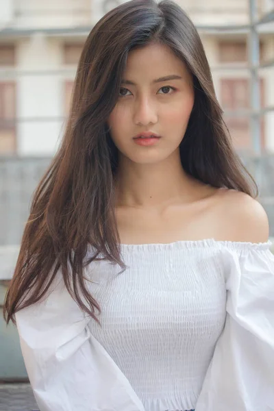 Retrato Tailandés Adulto Hermosa Niña Camisa Blanca Vaqueros Azules Relajarse — Foto de Stock