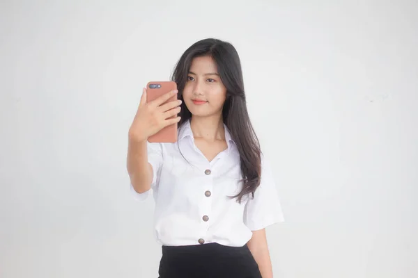 Portret Tajskiego Dorosłego Studenta Uniwersytet Mundur Piękna Dziewczyna Pomocą Smartfona — Zdjęcie stockowe