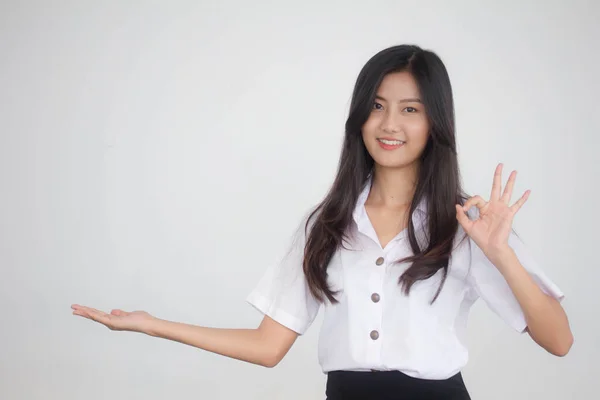 Portret Tajskiego Dorosłego Studenta Uniwersytet Mundur Piękna Dziewczyna Pokazać Rękę — Zdjęcie stockowe