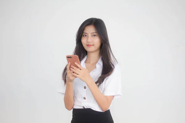 Портрет Тайского Взрослого Студента Униформа Красивая Девушка Помощью Своего Смартфона — стоковое фото