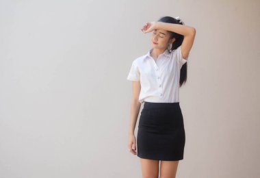 Taylandlı yetişkin öğrenci üniformasının portresi. Güzel kız. Düşün.