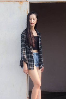 Tayland portresi yetişkin güzel kız siyah gömlek mavi kot pantolon rahatla ve gülümse