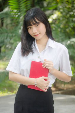 Taylandlı yetişkin öğrenci üniforması portresi. Güzel kız rahatla ve gülümse.