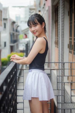 Taylandlı yetişkin portresi güzel kız siyah gömlek beyaz etek rahatlama zamanı