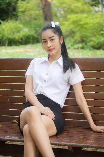 Retrato Tailandês Adulto Estudante Universidade Uniforme Bela Menina Relaxar Sorrir — Fotografia de Stock