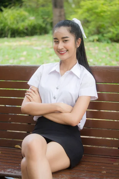 Ritratto Thai Adulto Studente Università Uniforme Bella Ragazza Rilassarsi Sorridere — Foto Stock