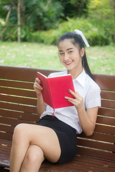 Retrato Tailandês Adulto Estudante Universidade Uniforme Bela Menina Ler Livro — Fotografia de Stock