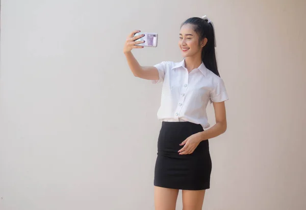 Retrato Tailandés Estudiante Adulto Universidad Uniforme Hermosa Chica Usando Teléfono —  Fotos de Stock